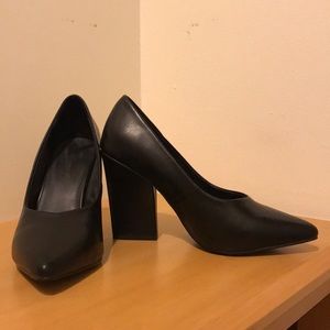 Oak + Fort black pumps